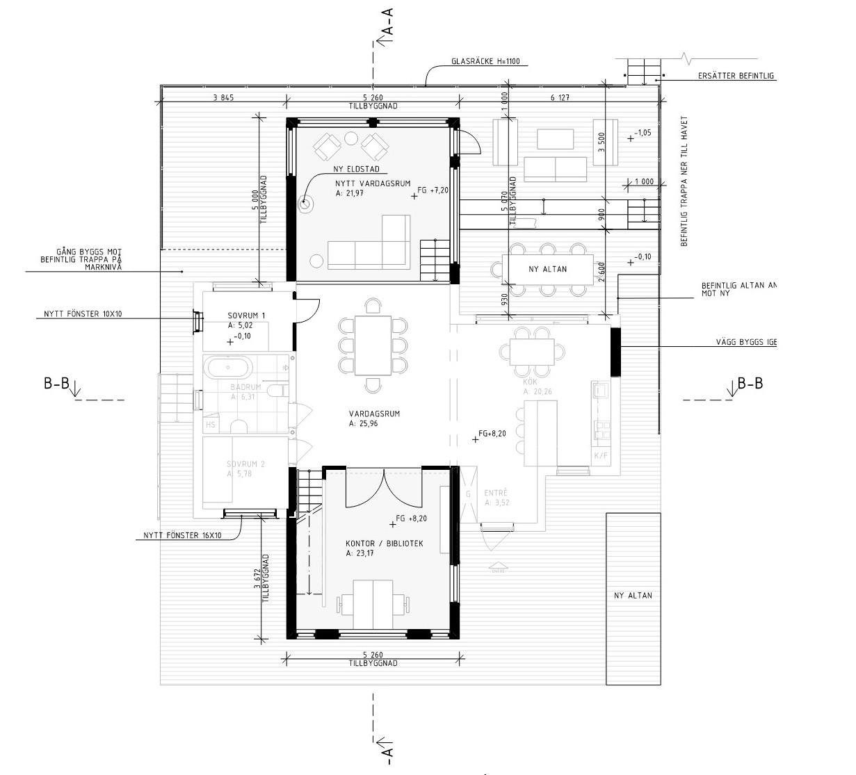 Arkitektritning som visar planlösningen för tillbyggnaden i projekt Stora Kovik, med kök, matplats och vardagsrum i en öppen planlösning.