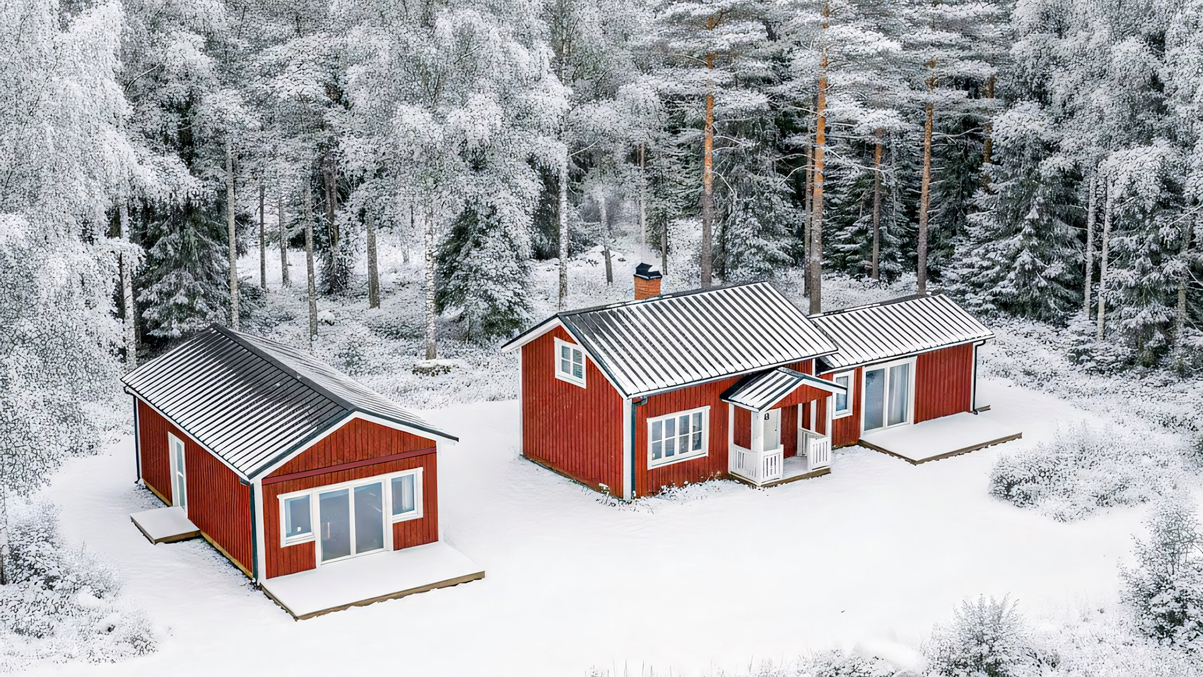 Vintervy som visar husens gemensamma material- och takkaraktär