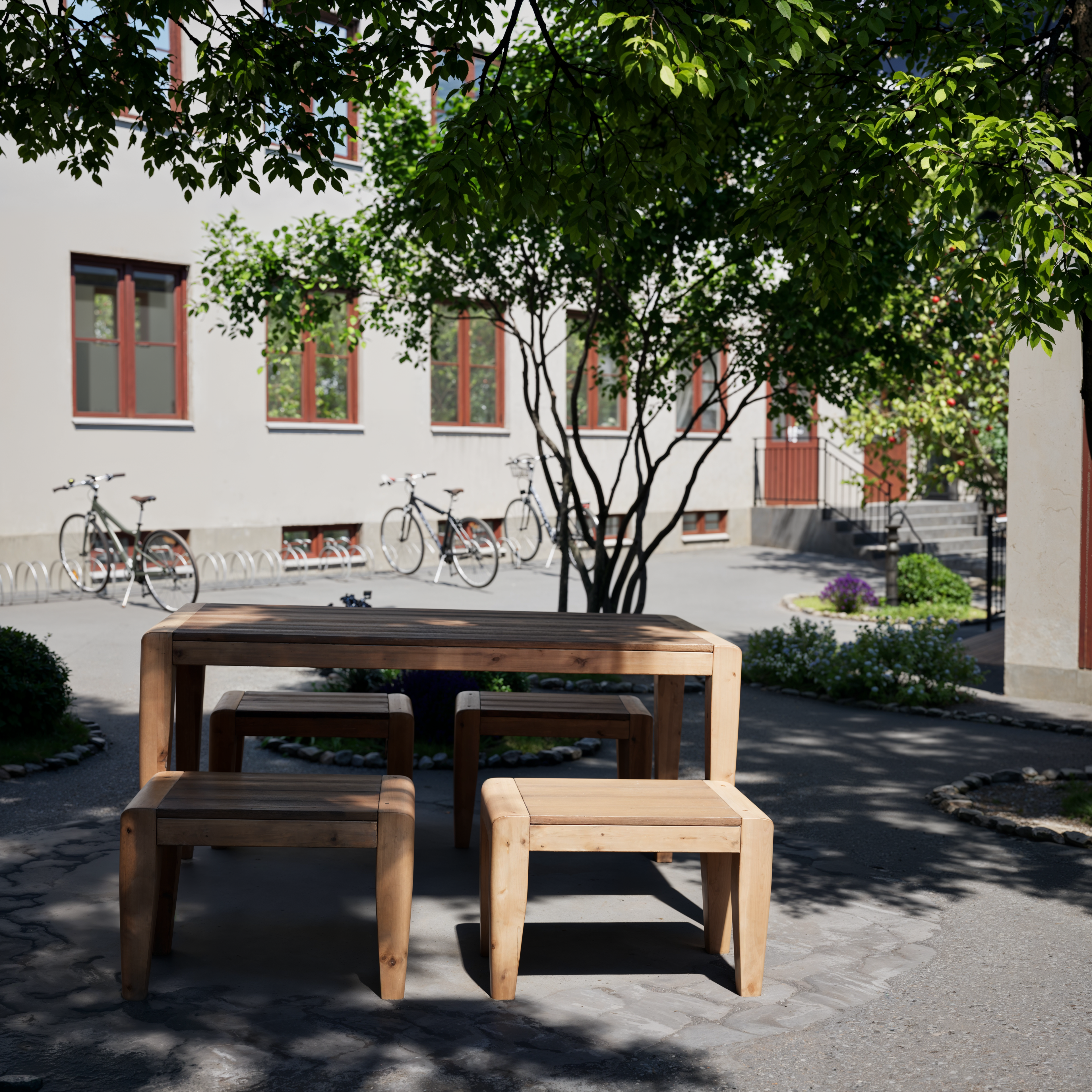 Innergård vid Kv. Leoparden med träbänkar, grönska och bevarad bebyggelse