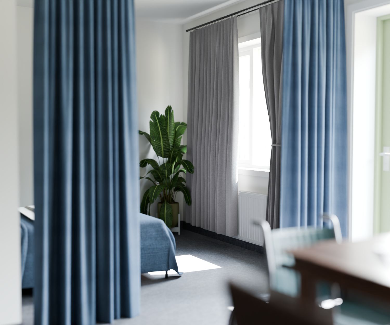 Sovrum med blå gardiner och växter, anpassat för trivsel och tillgänglighet.