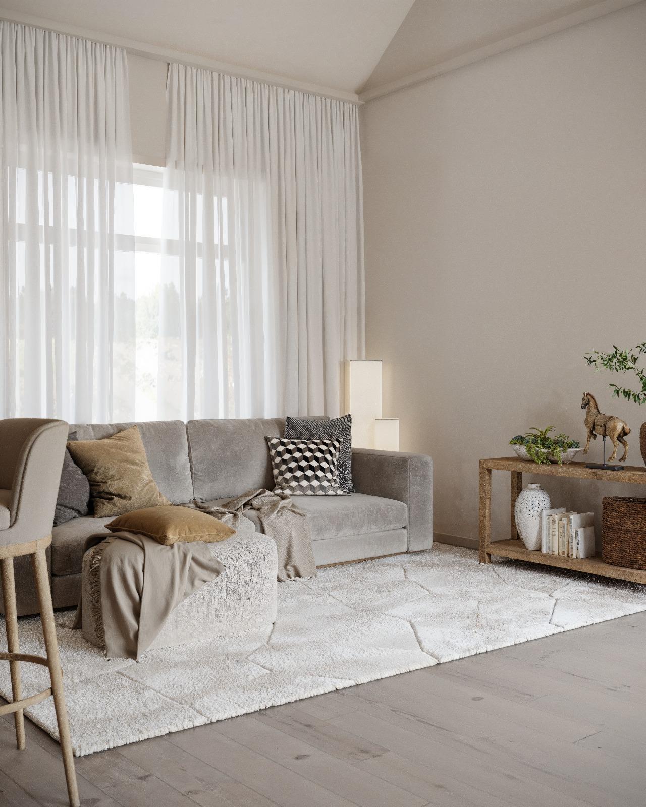 3D-rendering av ett vardagsrum med en grå soffa, en ljus matta och stora fönsterpartier med tunna gardiner.